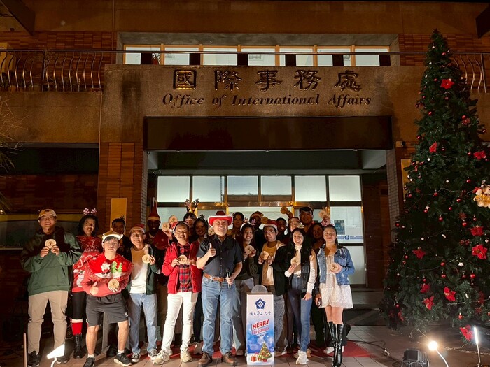 校長贈送禮品給國際學生