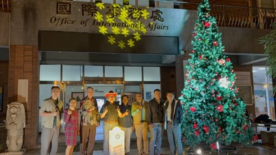 中正大學師生齊聲倒數 點亮首棵校園聖誕樹